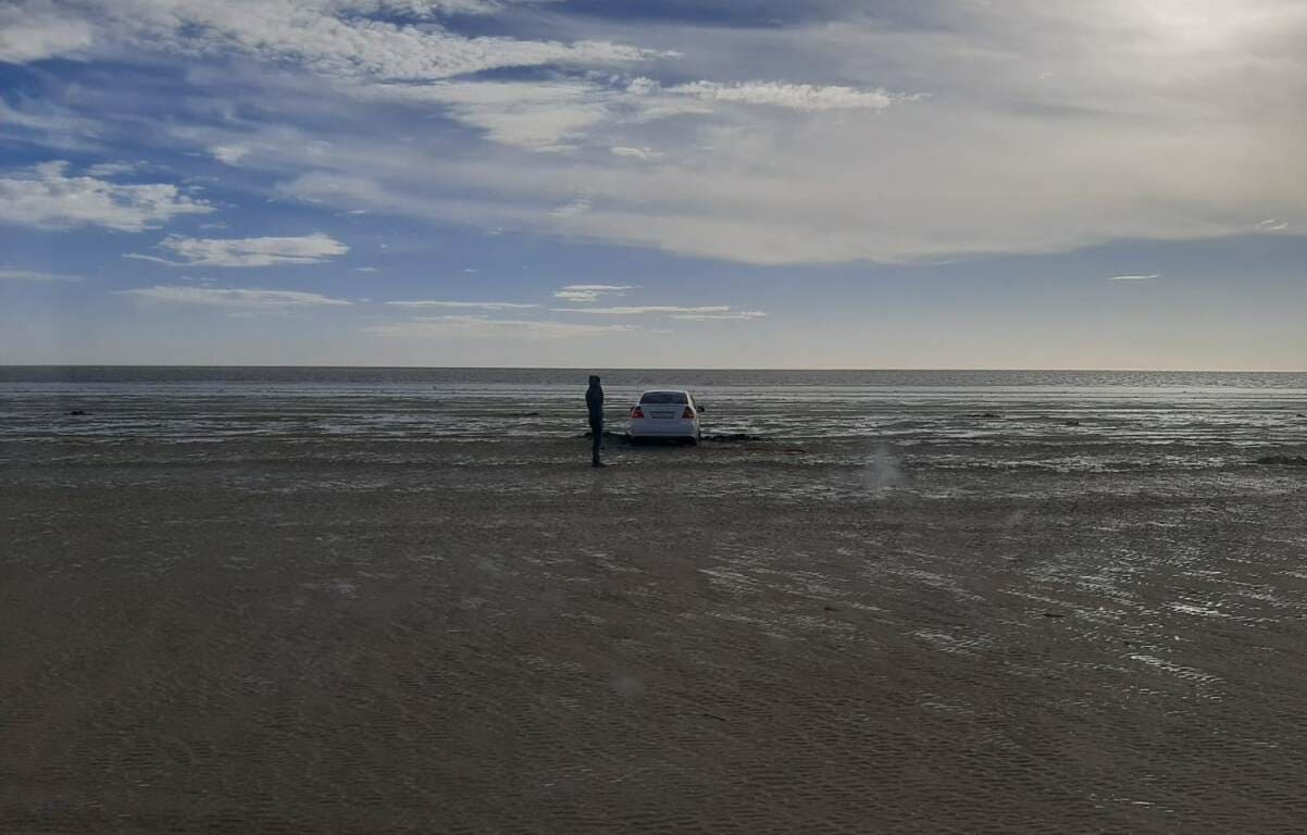﻿﻿﻿Третья за сезон легковая машина увязла в илистом дне Таганрогского залива