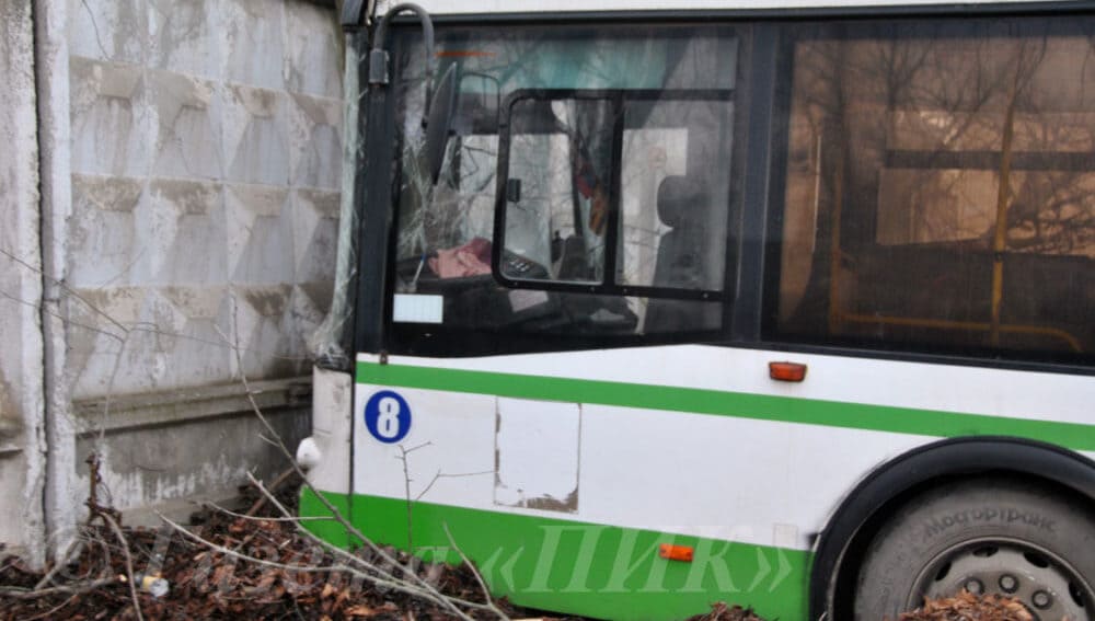В Каменске-Шахтинском пассажирский автобус врезался в бетонный забор: 11 пострадавших