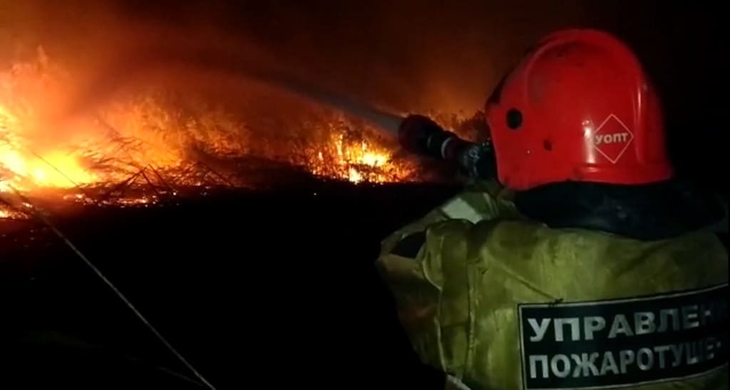 В Аксайском районе пожар охватил 100 гектаров