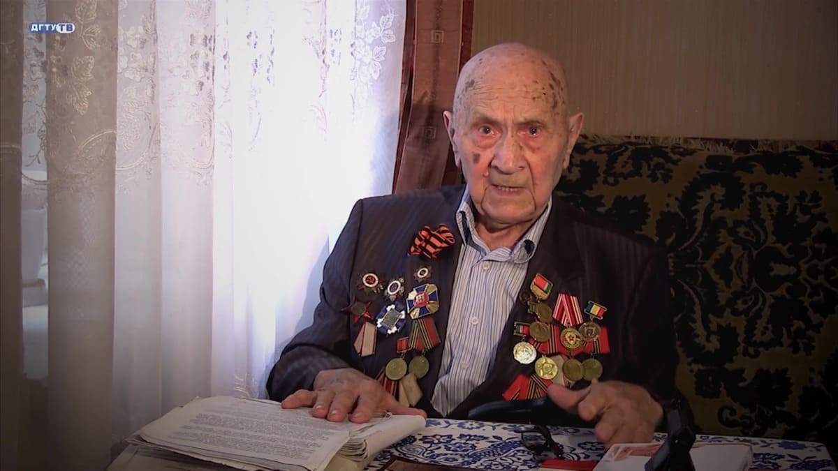 В Матвеевом Кургане поздравили со 101-м днем рождения ветерана войны и журналистики, краеведа Григория Пужаева