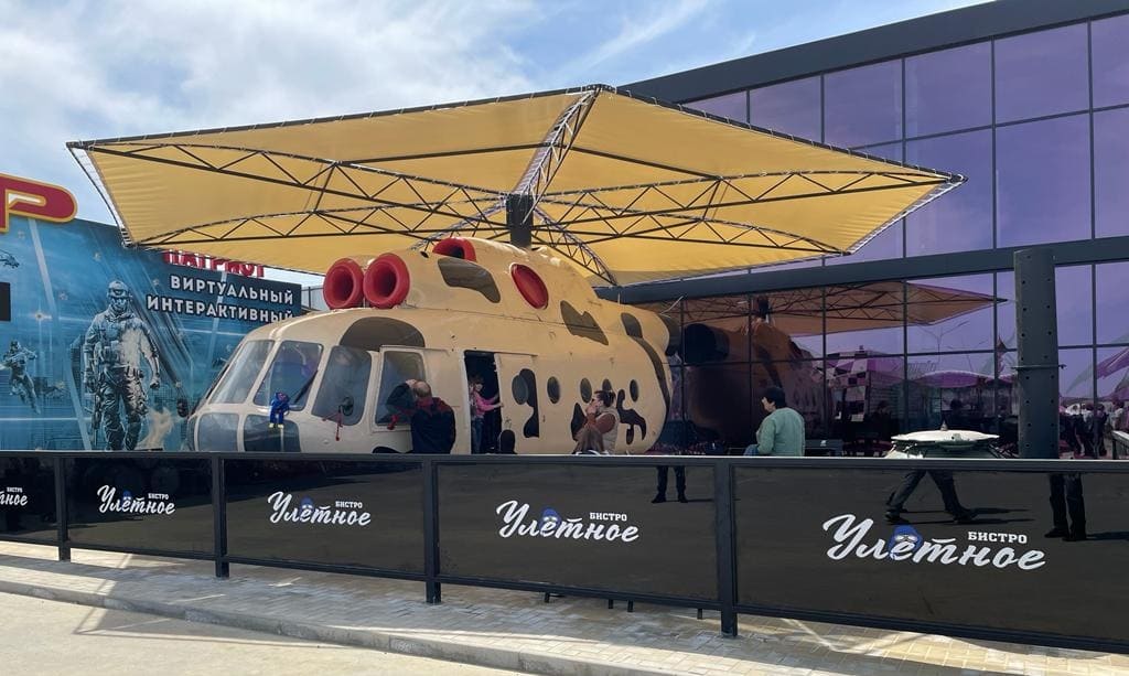 В Каменске ко Дню Победы вертолет превратили в кафе