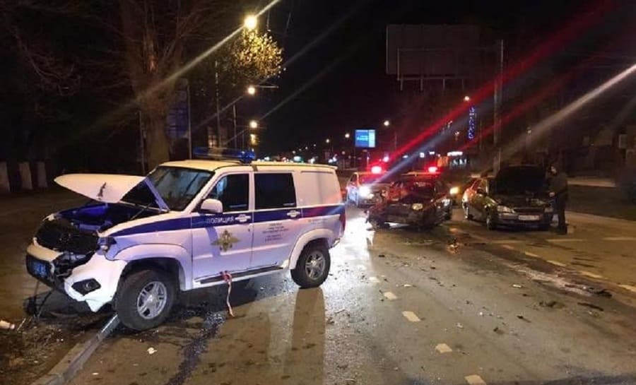 В Ростове машина протаранила полицейский УАЗ Патриот и легковушку