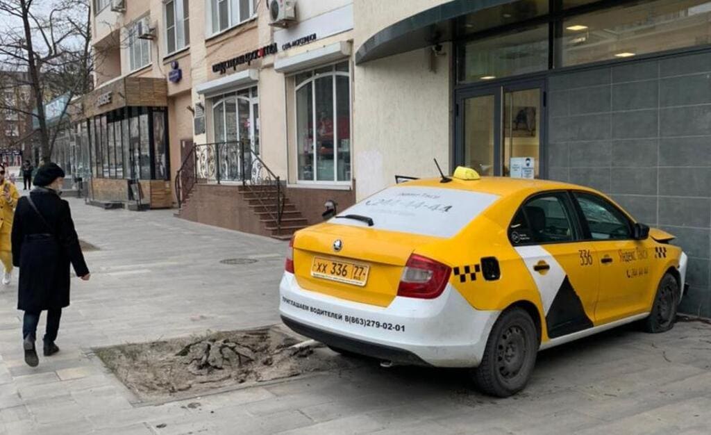 В центре Ростова машина «Яндекс-такси» сбила пешехода