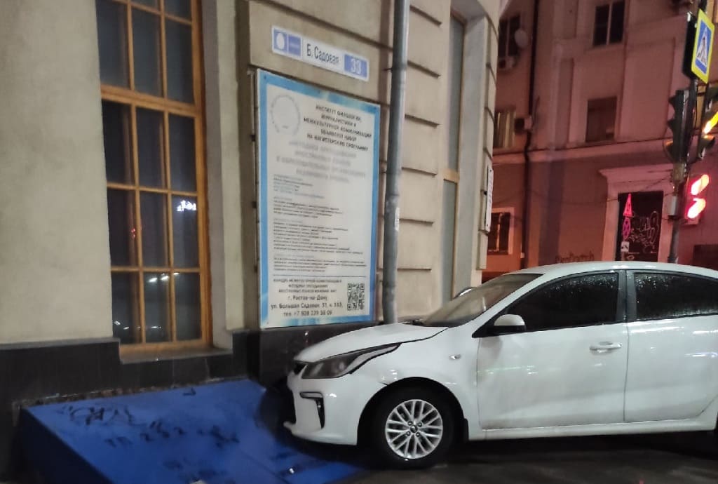 В Ростове иномарку после ДТП отбросило в здание ЮФУ