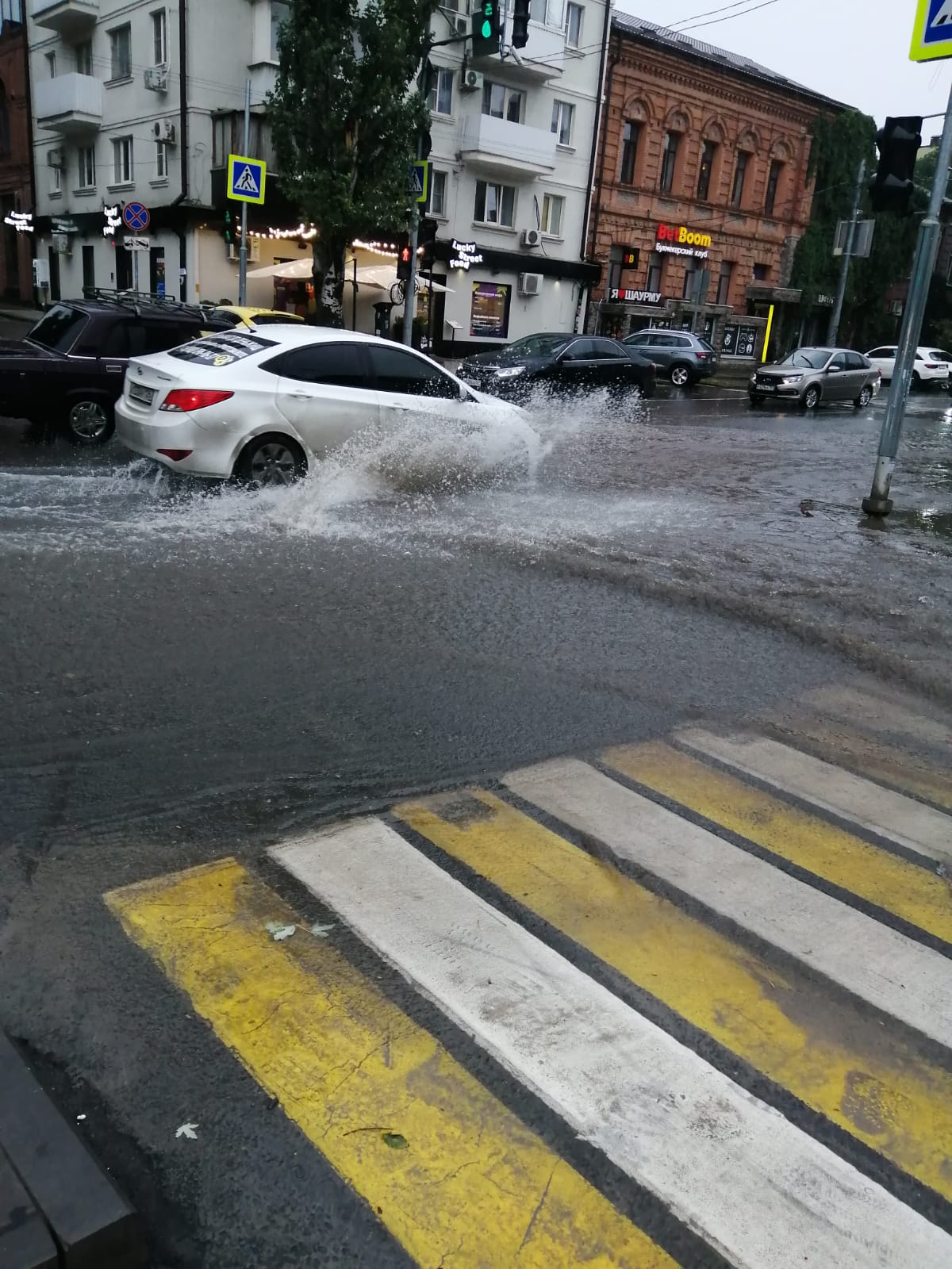 В Ростове из-за мощного ливня заблокировано движение на Малиновского