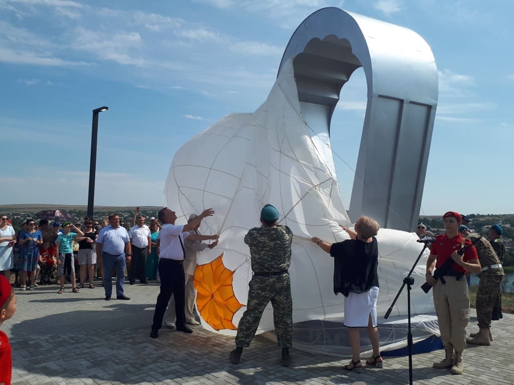 В Белой Калитве открыли памятник десантникам