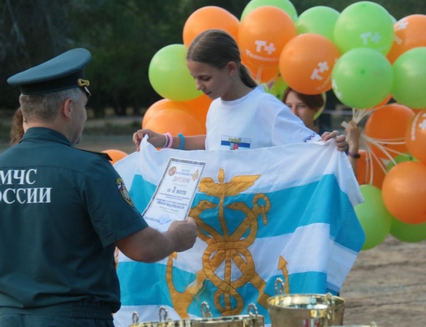 Юные спасатели из Таганрога отличились на окружных соревнованиях в Астраханской области