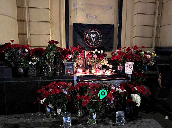 Спустя 40 дней после гибели командиров и бойцов группы «Вагнер» в Ростове вновь появился стихийный мемориал