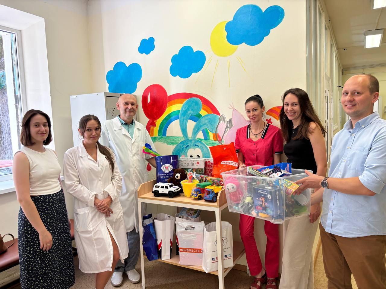 Волонтеры передали подарки юным пациентам СПИД-центра в Ростове