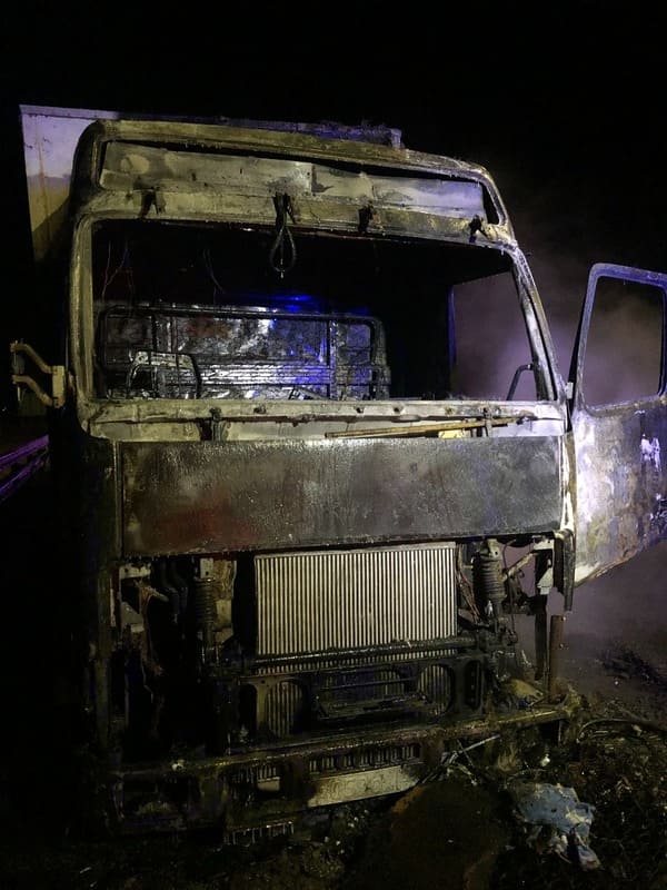 Водителю сгоревшего грузовика в Аксайском районе понадобилась помощь психолога
