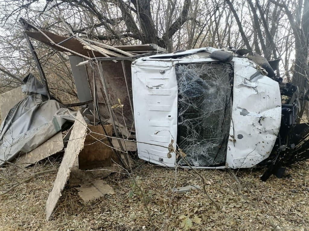 В Семикаракорском районе опрокинулась «Газель»: водитель погиб