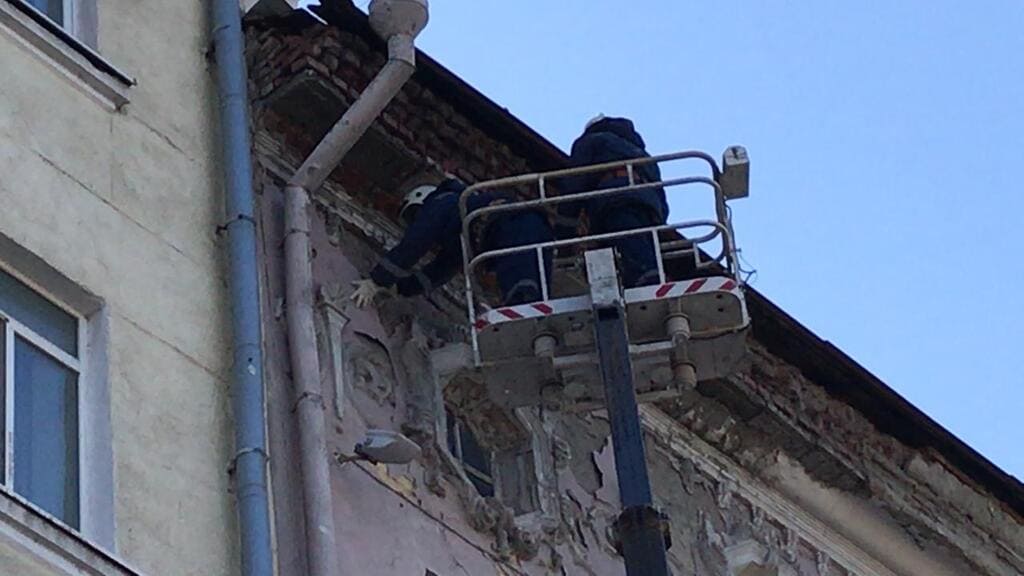 Ростовские спасатели приступили к ремонту фасада в центре города