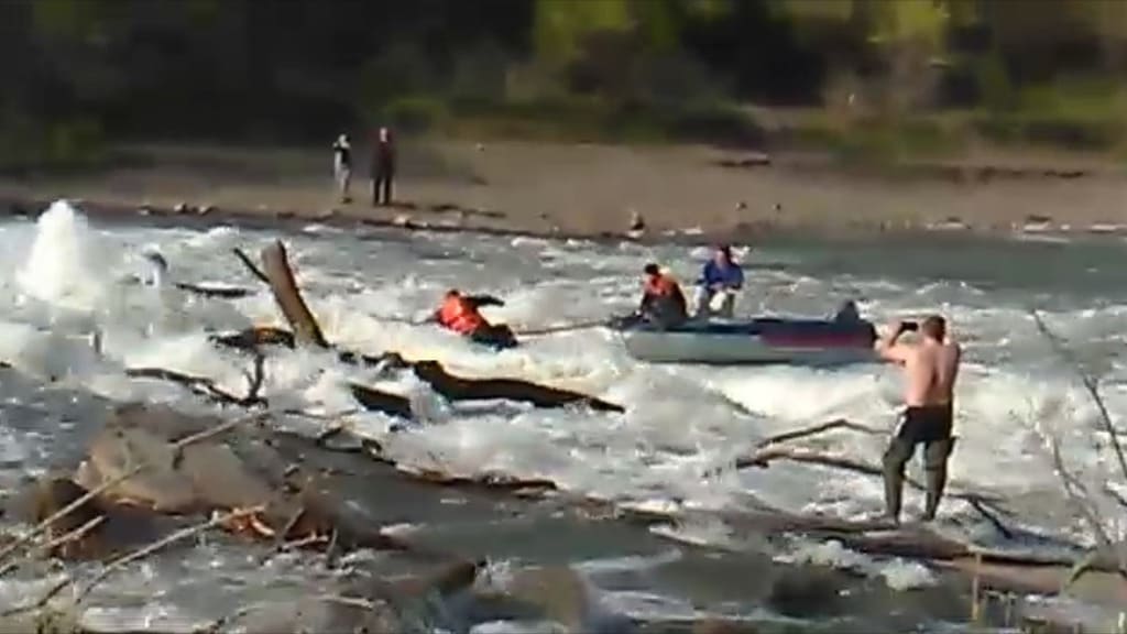 Багаевские спасатели вытащили рыбака из канала с сильным течением