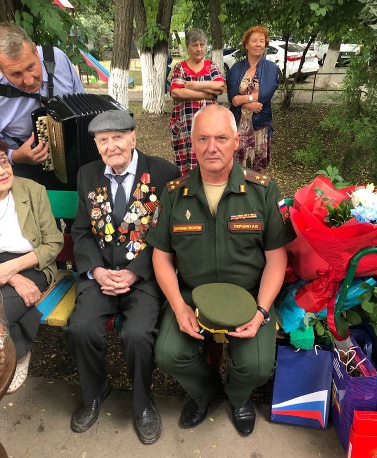 В Таганроге участника войны Вадима Тернового поздравили со 100-летием
