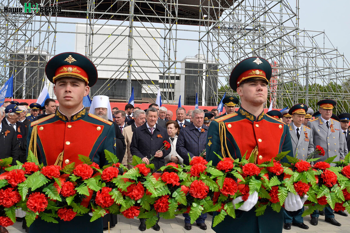 Возложение гирлянды славы