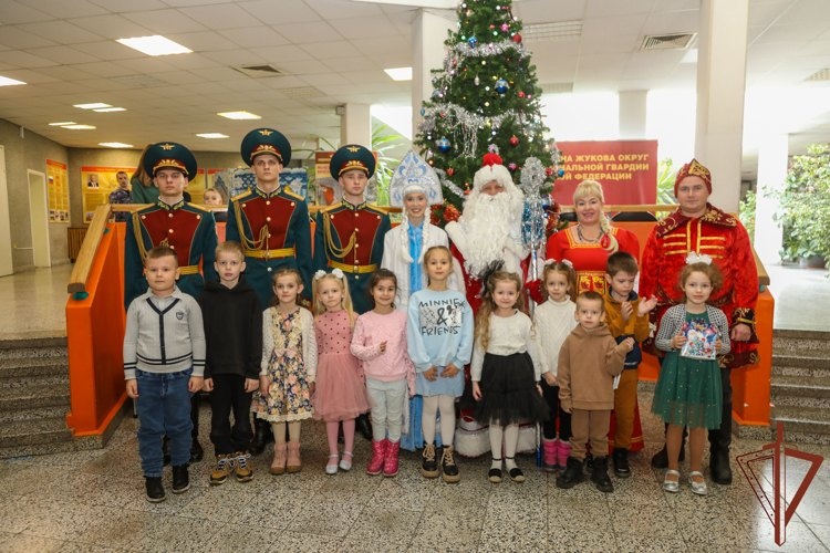 В Ростове-на-Дону с новогодними праздниками поздравили детей сотрудников Росгвардии