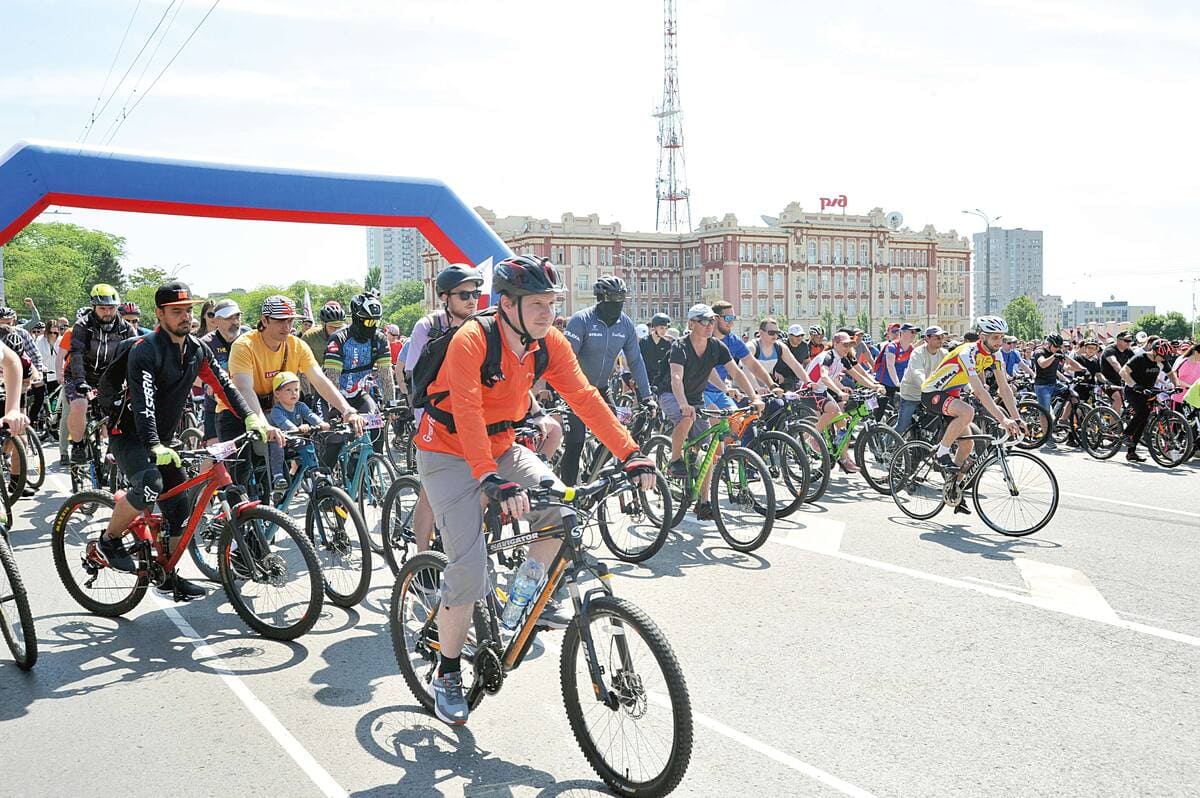 Ростов вело. Движение велосипедистов в возрасте. Велосипед из людей. Велопарад Ростов. Велопарад 2022 Ростов.