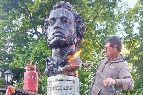 Памятник Пушкину в Азове оказался медным