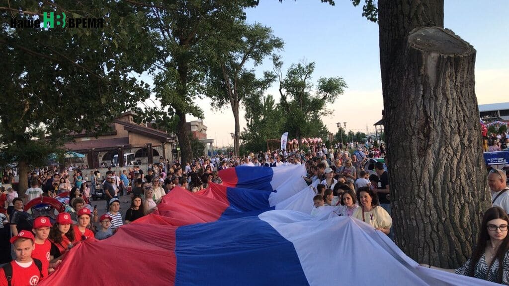 В Ростове-на-Дону развернули 60-метровый флаг России