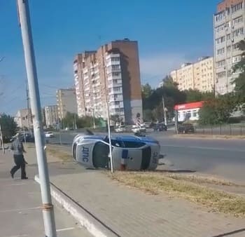В Таганроге в аварии перевернулась машина ДПС