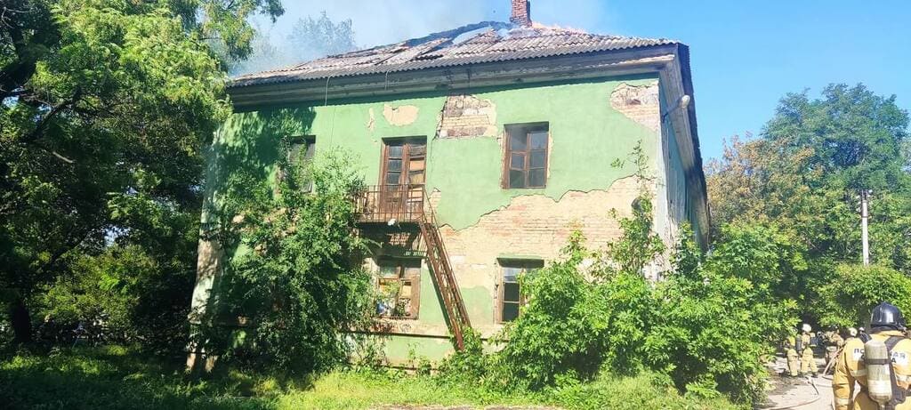 В Ростове потушили пожар в заброшенном доме на улице Нансена