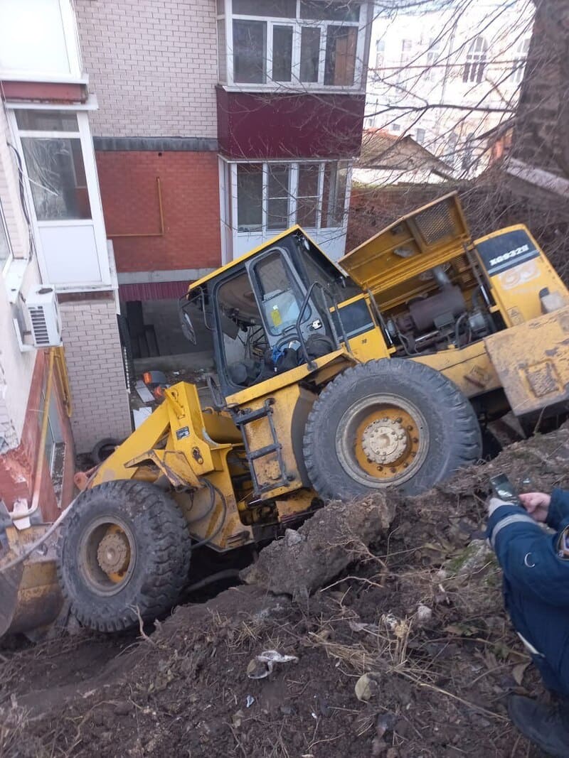 В Ростове-на-Дону трактор свалился на стену жилого дома