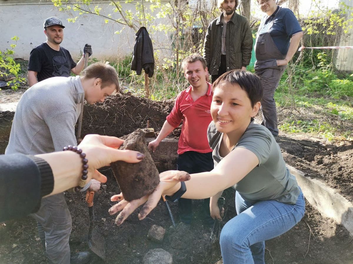 В Ростовской области волонтеры нашли в фонтане старинные предметы