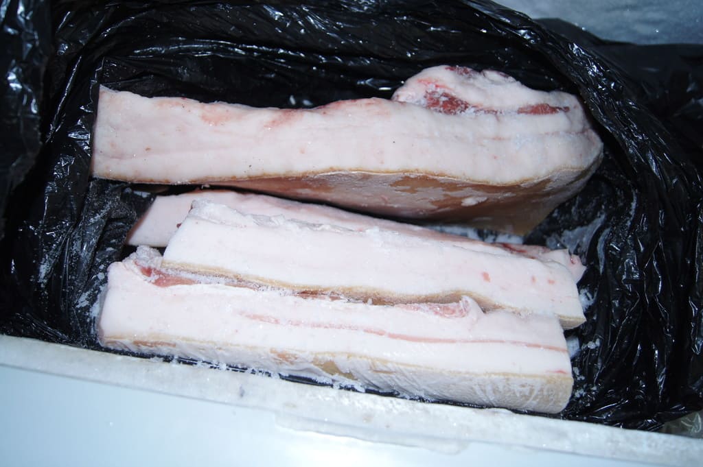 Продать сало. Продают сало. Сало деревенское. Кусок соленого сала фото. Сало домашнее свежее.