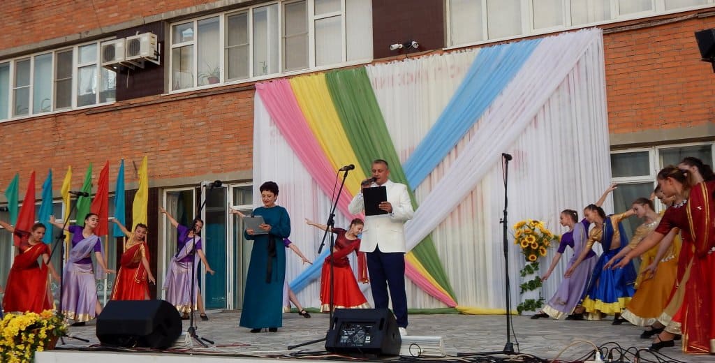 В Семикаракорске новый сезон артисты из Дома культуры начали под открытым небом