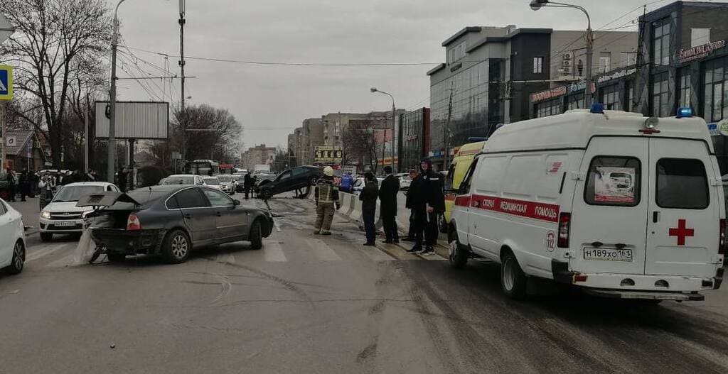 В Ростове «Мерседес» выскочил на красный свет светофора и спровоцировал аварию