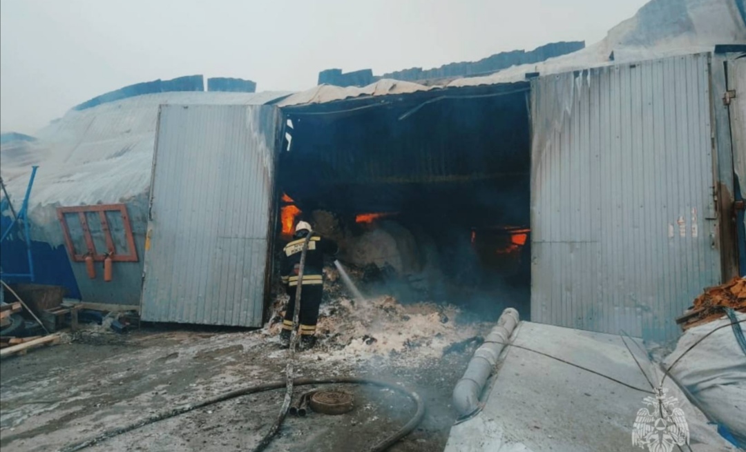 На складе в Батайске сегодня вспыхнул пожар