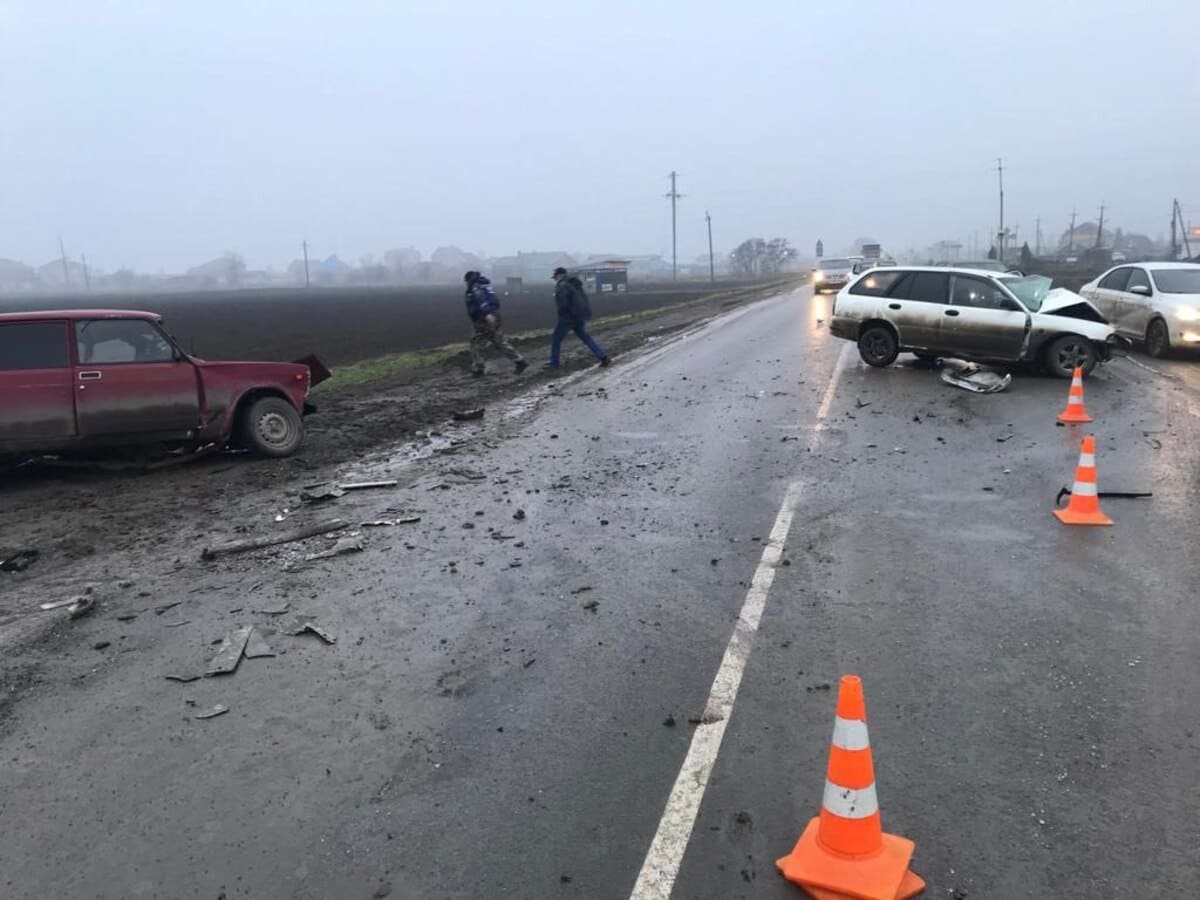 В Азовском районе в лобовом столкновении погиб 19-летний водитель