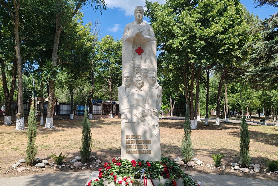 В Ростове открыли мемориал в честь подвига медиков в борьбе с пандемией ковида