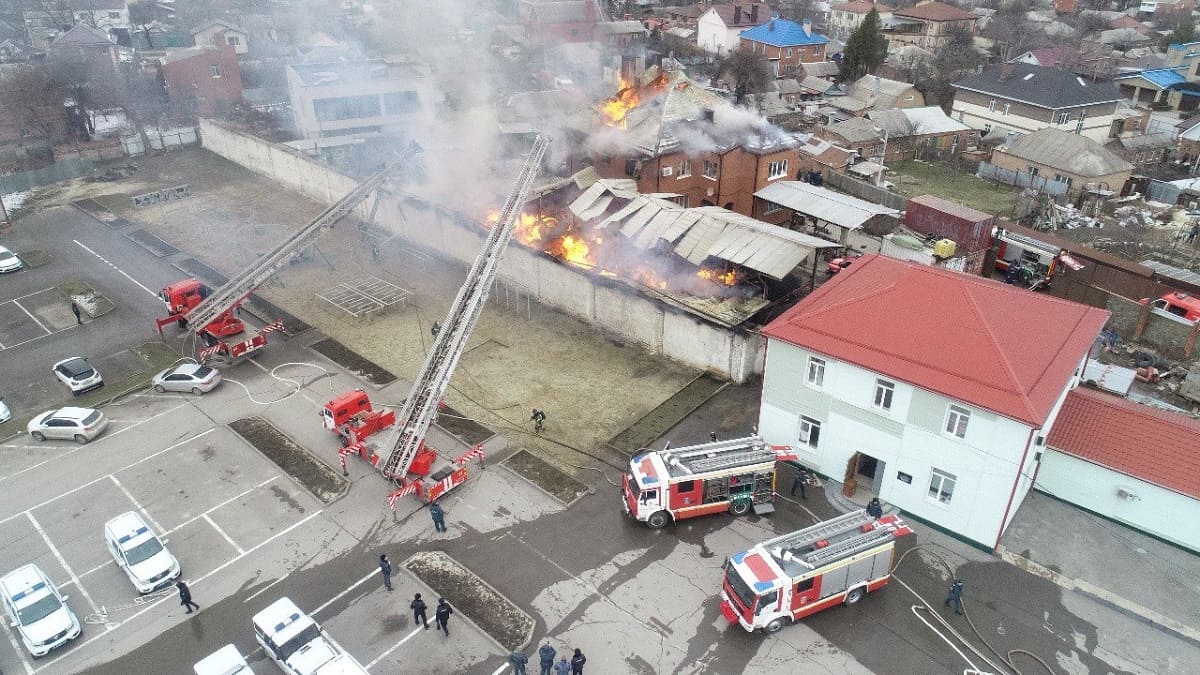 В Ростове сгорел склад с деревянными поддонами