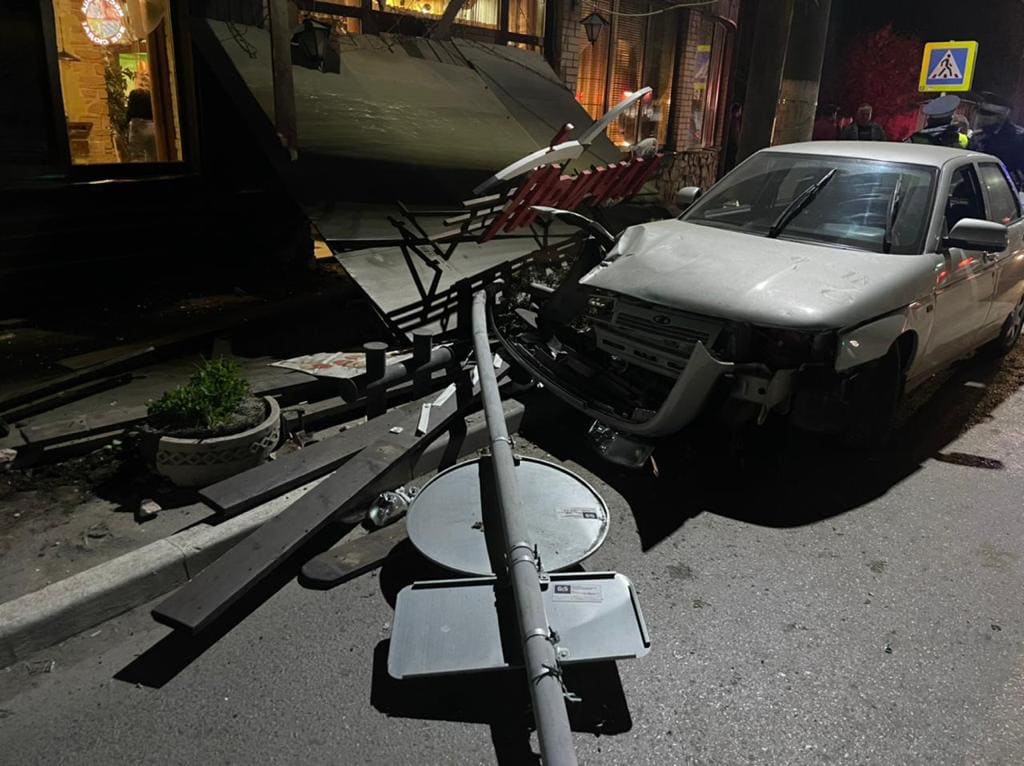 В Таганроге машина снесла навес кафе, пострадали два человека