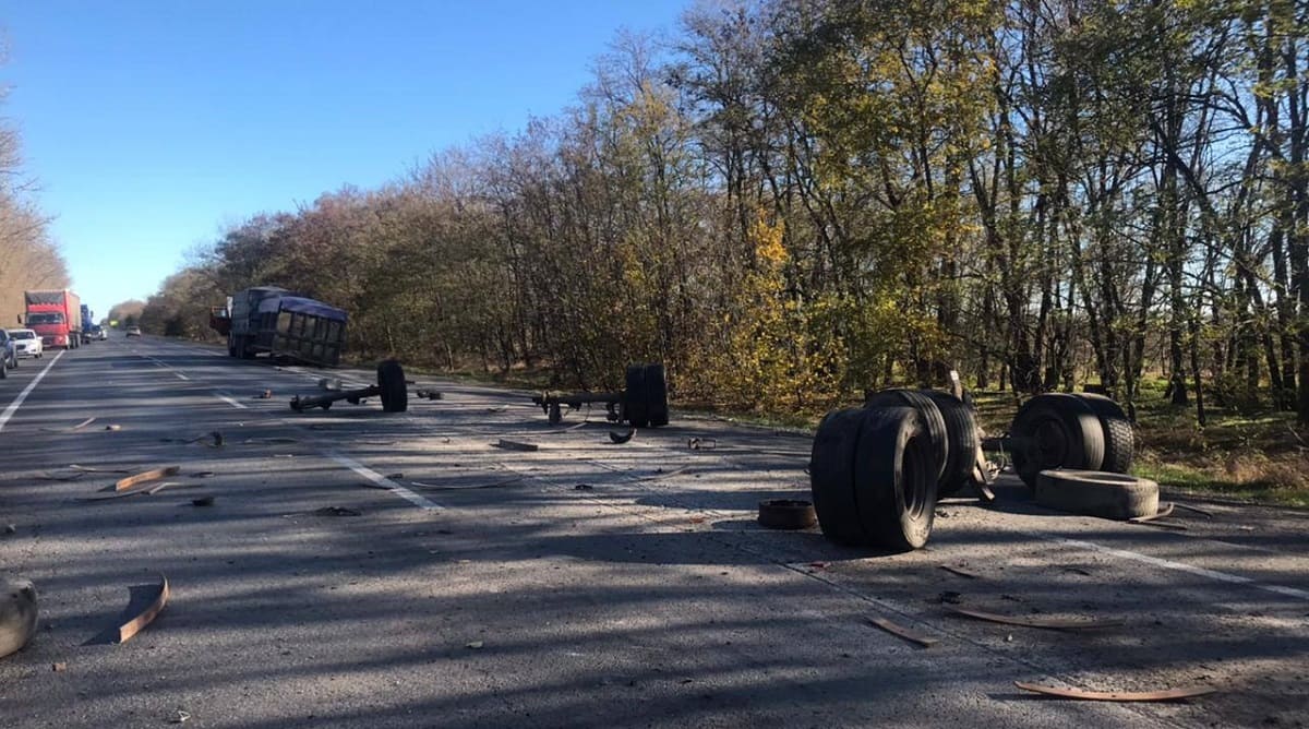 В Ростовской области у прицепа КамАЗа оторвало ось с колесами, деталь попала в легковушку