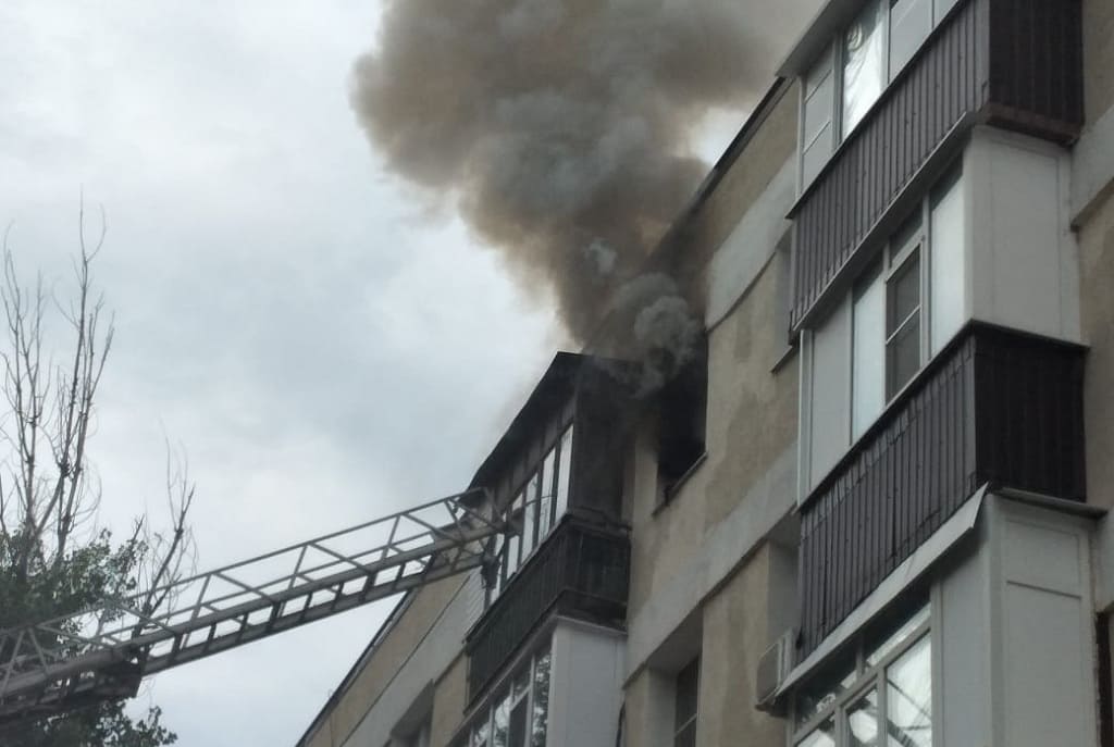 В Волгодонске инспекторы ГИБДД спасли людей из горящей квартиры