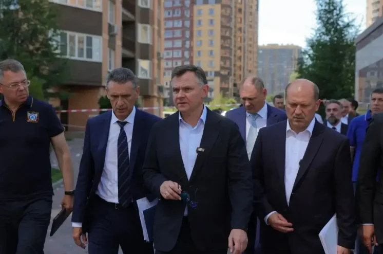 После ночного налета на Ростов украинских дронов донской губернатор Юрий Слюсарь приехал на место удара по ЖК «Красный Аксай» - Новости, 27.07.2026