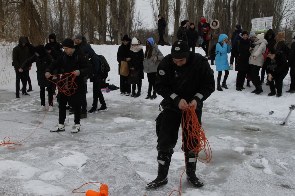 Азовских школьников научили основам безопасности на льду