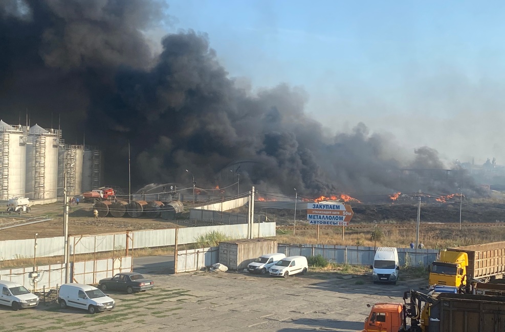 Крупный пожар в промзоне Азова тушат уже девятый час