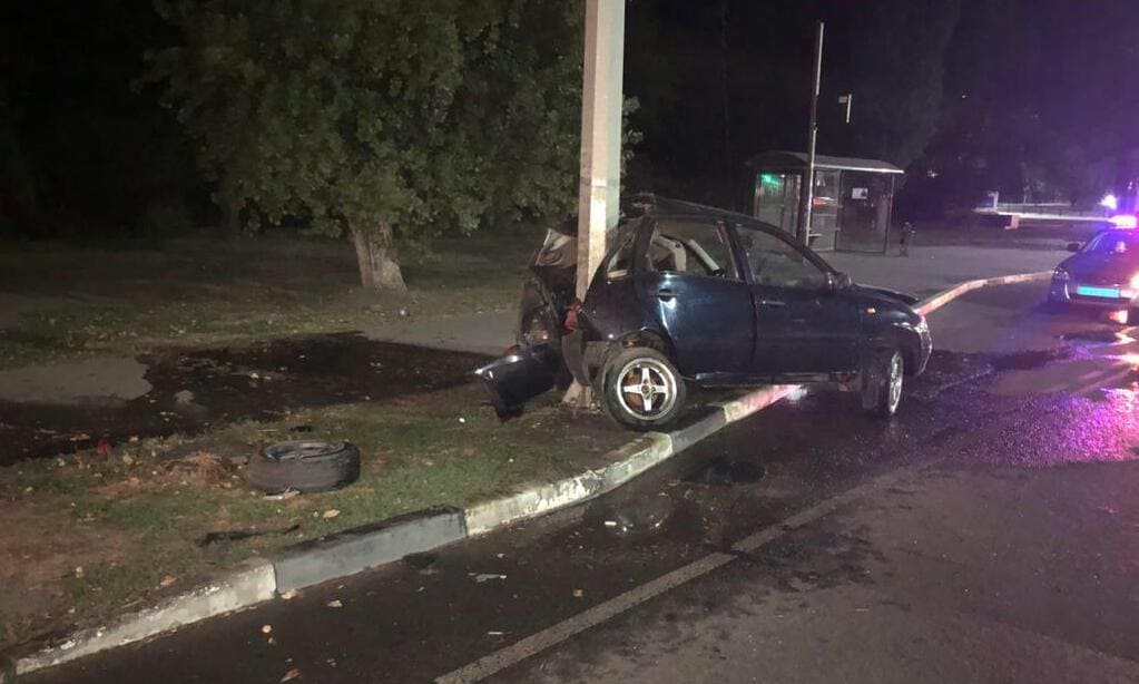 В Новочеркасске пьяный водитель припарковал машину в столб