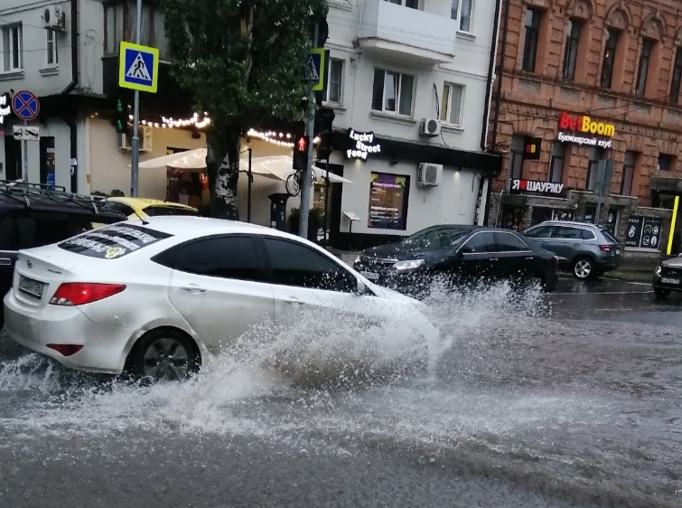 До полудня 8 августа в Ростове-на-Дону продлили режим повышенной готовности