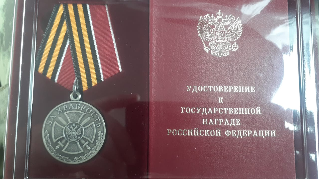 Бойца с позывным «Жук» за храбрость наградили двумя медалями 