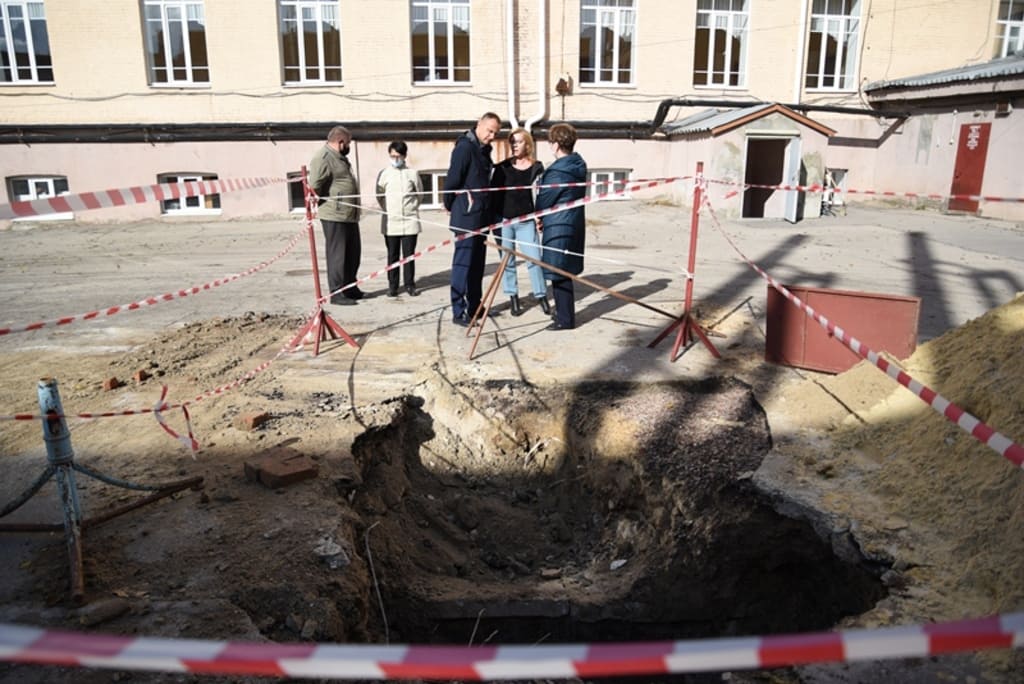 Довоенные катакомбы обнаружили под асфальтом школы в Новочеркасске
