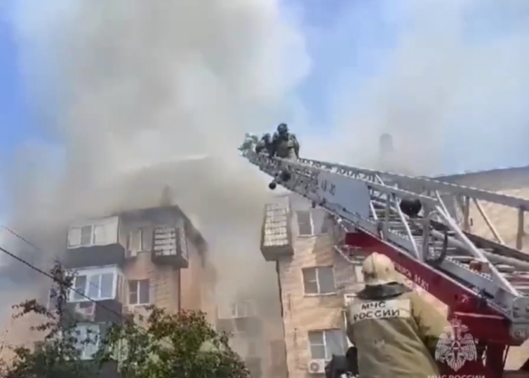 В Батайске в жилом 4-этажном доме вспыхнул пожар