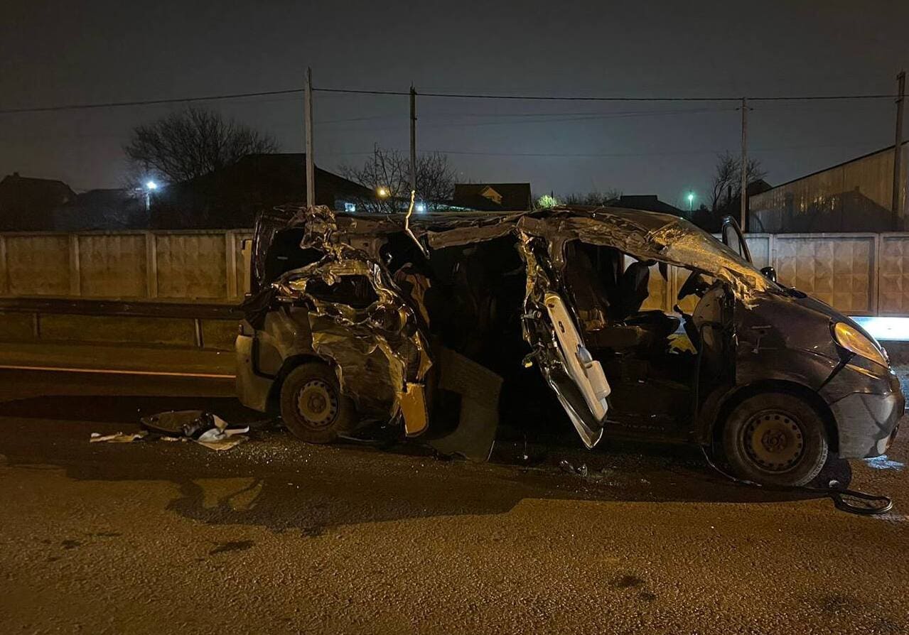 В Мясниковском районе микроавтобус врезался в припаркованный грузовик