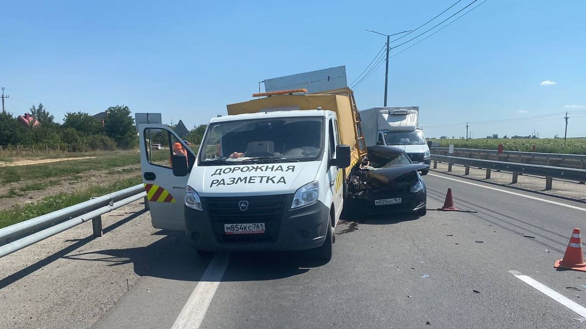 На трассе в Ростовской области легковушка врезалась в машину дорожной службы