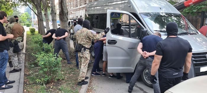 В Ростове задержали 10 человек за вымогательство у предпринимателя 50 миллионов рублей