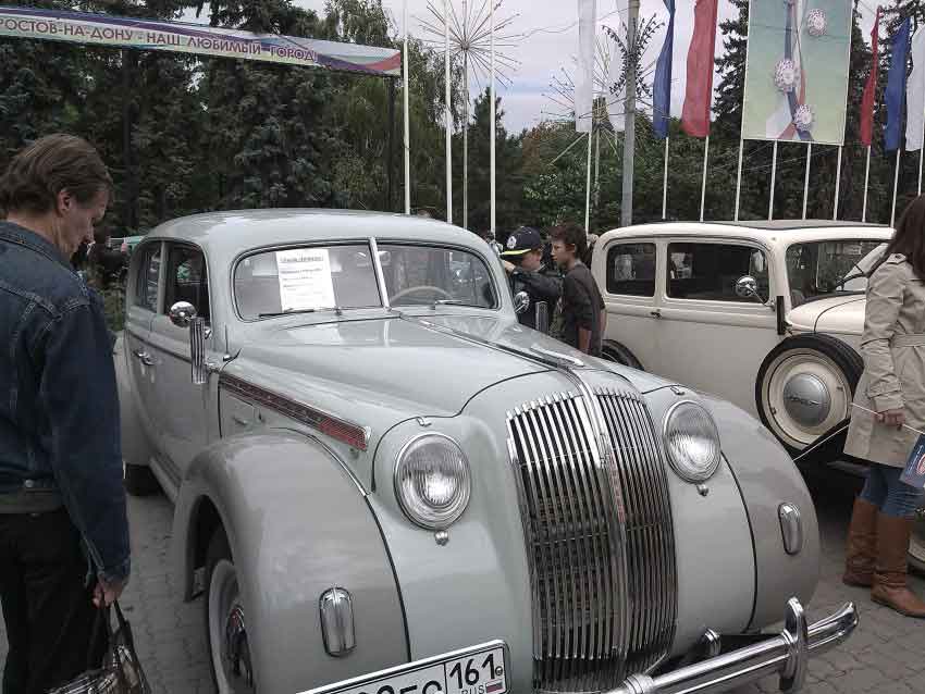 Легковые машины ростов. Ретро выставка на большой садовой 127 в Ростове на Дону. Выставка ретро автомобилей в Ростове на Дону. Ростов выставка ретро авто.