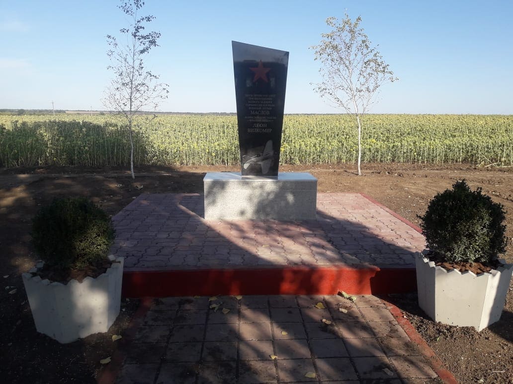 В Тацинском районе установили памятник военкору «Красной звезды» и военному летчику